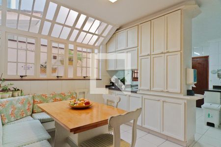 Casa à venda com 583m², 3 quartos e 4 vagas Casa à venda com 583m², 3 quartos e 4 vagasCozinha