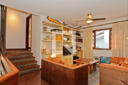 Casa à venda com 583m², 3 quartos e 4 vagas Casa à venda com 583m², 3 quartos e 4 vagasEscritório