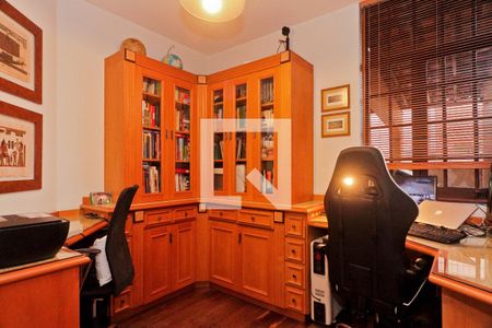 Casa à venda com 583m², 3 quartos e 4 vagas Casa à venda com 583m², 3 quartos e 4 vagasEscritório