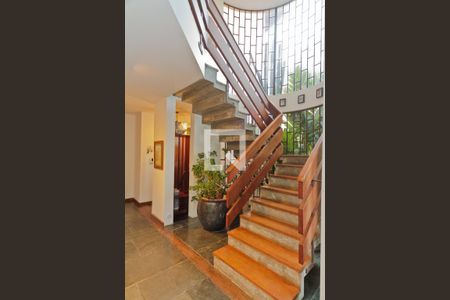 Casa à venda com 583m², 3 quartos e 4 vagas Casa à venda com 583m², 3 quartos e 4 vagasEscada