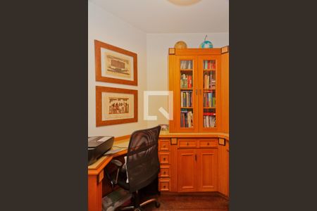 Casa à venda com 583m², 3 quartos e 4 vagas Casa à venda com 583m², 3 quartos e 4 vagasEscritório