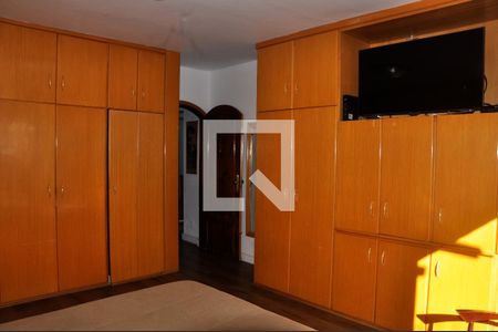 Casa à venda com 168m², 3 quartos e 7 vagas Casa à venda com 168m², 3 quartos e 7 vagasDetalhe Quarto 01 com Suíte