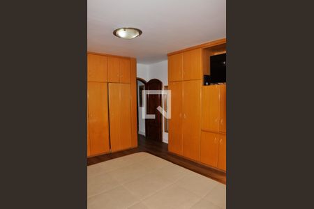 Casa à venda com 168m², 3 quartos e 7 vagas Casa à venda com 168m², 3 quartos e 7 vagasDetalhe Quarto 01 com Suíte