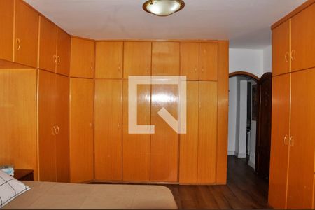 Casa à venda com 168m², 3 quartos e 7 vagas Casa à venda com 168m², 3 quartos e 7 vagasDetalhe Quarto 01 com Suíte