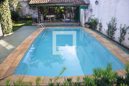 Casa à venda com 168m², 3 quartos e 7 vagas Casa à venda com 168m², 3 quartos e 7 vagasDetalhe Piscina