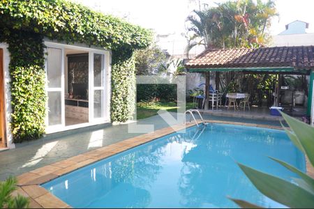 Casa à venda com 168m², 3 quartos e 7 vagas Casa à venda com 168m², 3 quartos e 7 vagasDetalhe Piscina