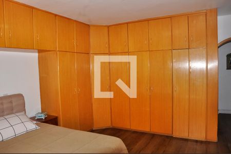 Casa à venda com 168m², 3 quartos e 7 vagas Casa à venda com 168m², 3 quartos e 7 vagasDetalhe Quarto 01 com Suíte