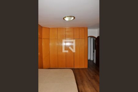 Casa à venda com 168m², 3 quartos e 7 vagas Casa à venda com 168m², 3 quartos e 7 vagasDetalhe Quarto 01 com Suíte