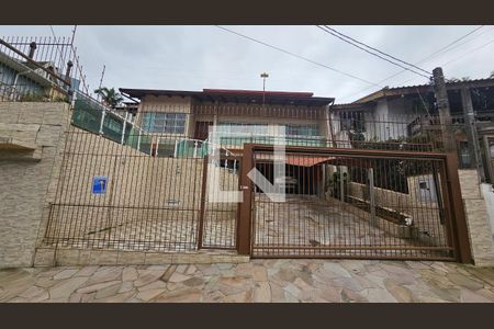 Casa à venda com 496m², 4 quartos e 3 vagas Casa à venda com 496m², 4 quartos e 3 vagasFachada