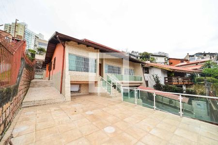 Casa à venda com 496m², 4 quartos e 3 vagas Casa à venda com 496m², 4 quartos e 3 vagasFachada
