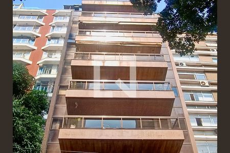 Apartamento à venda com 230m², 5 quartos e 3 vagas Apartamento à venda com 230m², 5 quartos e 3 vagasFachada com cartaz QA na janela