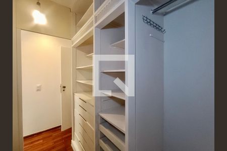 Apartamento à venda com 230m², 5 quartos e 3 vagas Apartamento à venda com 230m², 5 quartos e 3 vagasSuíte master closet