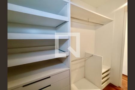 Apartamento à venda com 230m², 5 quartos e 3 vagas Apartamento à venda com 230m², 5 quartos e 3 vagasSuíte master closet