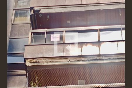 Apartamento à venda com 230m², 5 quartos e 3 vagas Apartamento à venda com 230m², 5 quartos e 3 vagasFachada com cartaz QA na janela