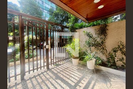 Apartamento à venda com 230m², 5 quartos e 3 vagas Apartamento à venda com 230m², 5 quartos e 3 vagasFachada com cartaz QA na janela