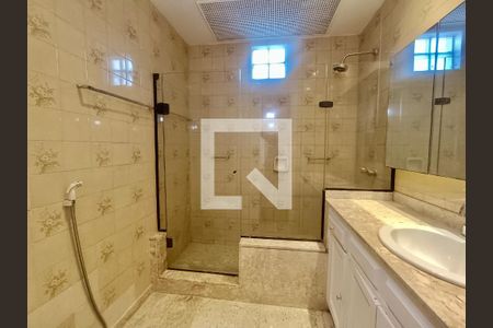 Apartamento à venda com 230m², 5 quartos e 3 vagas Apartamento à venda com 230m², 5 quartos e 3 vagasBanheiro social