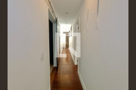 Apartamento à venda com 230m², 5 quartos e 3 vagas Apartamento à venda com 230m², 5 quartos e 3 vagasCorredor