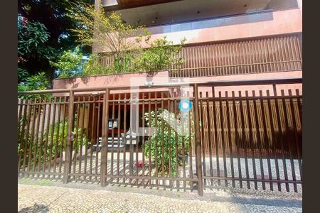 Apartamento à venda com 230m², 5 quartos e 3 vagas Apartamento à venda com 230m², 5 quartos e 3 vagasFachada com cartaz QA na janela