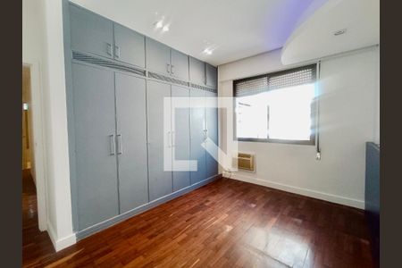 Apartamento à venda com 230m², 5 quartos e 3 vagas Apartamento à venda com 230m², 5 quartos e 3 vagasSuíte master