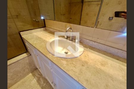 Apartamento à venda com 230m², 5 quartos e 3 vagas Apartamento à venda com 230m², 5 quartos e 3 vagasBanheiro social