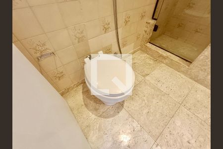 Apartamento à venda com 230m², 5 quartos e 3 vagas Apartamento à venda com 230m², 5 quartos e 3 vagasBanheiro social