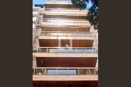 Apartamento à venda com 230m², 5 quartos e 3 vagas Apartamento à venda com 230m², 5 quartos e 3 vagasFachada com cartaz QA na janela