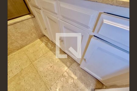 Apartamento à venda com 230m², 5 quartos e 3 vagas Apartamento à venda com 230m², 5 quartos e 3 vagasBanheiro social