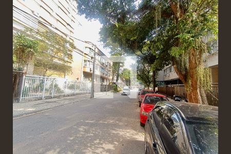 Apartamento à venda com 230m², 5 quartos e 3 vagas Apartamento à venda com 230m², 5 quartos e 3 vagasVista da Rua