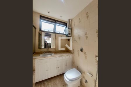 Apartamento à venda com 230m², 5 quartos e 3 vagas Apartamento à venda com 230m², 5 quartos e 3 vagasSuíte banheiro