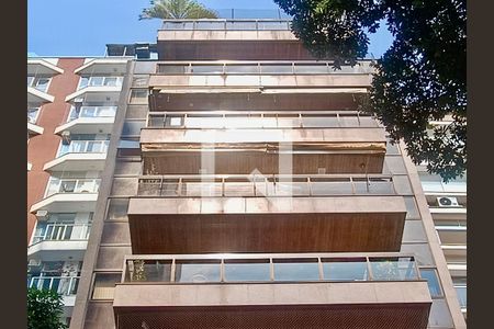 Apartamento à venda com 230m², 5 quartos e 3 vagas Apartamento à venda com 230m², 5 quartos e 3 vagasFachada com cartaz QA na janela