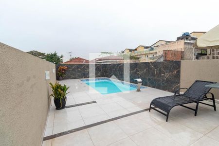 Casa à venda com 250m², 3 quartos e 2 vagas Casa à venda com 250m², 3 quartos e 2 vagasPiscina
