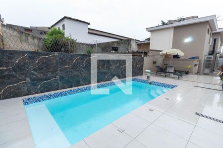Casa à venda com 250m², 3 quartos e 2 vagas Casa à venda com 250m², 3 quartos e 2 vagasPiscina