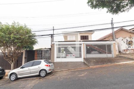 Casa à venda com 250m², 3 quartos e 2 vagas Casa à venda com 250m², 3 quartos e 2 vagasFachada