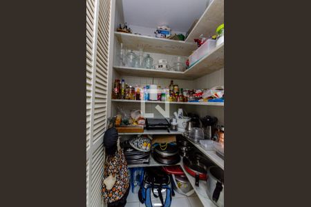 Casa à venda com 600m², 4 quartos e 2 vagas Casa à venda com 600m², 4 quartos e 2 vagasDespensa
