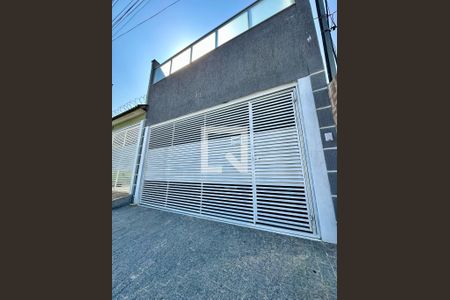 Casa à venda com 200m², 3 quartos e 3 vagas Casa à venda com 200m², 3 quartos e 3 vagasFachada