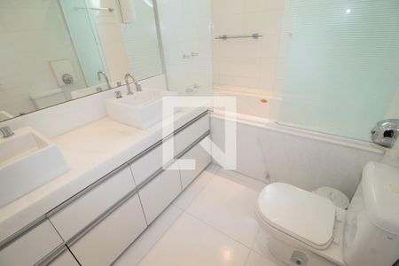 Casa à venda com 320m², 3 quartos e 2 vagas Casa à venda com 320m², 3 quartos e 2 vagasBanheiro suite 1