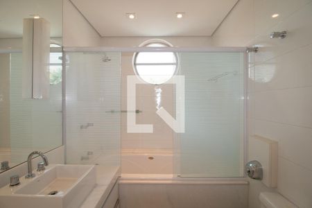 Casa à venda com 320m², 3 quartos e 2 vagas Casa à venda com 320m², 3 quartos e 2 vagasBanheiro suite 1