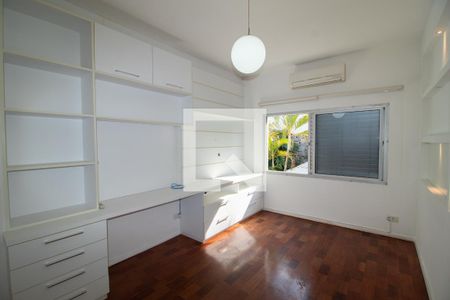 Casa à venda com 320m², 3 quartos e 2 vagas Casa à venda com 320m², 3 quartos e 2 vagasQuarto 3