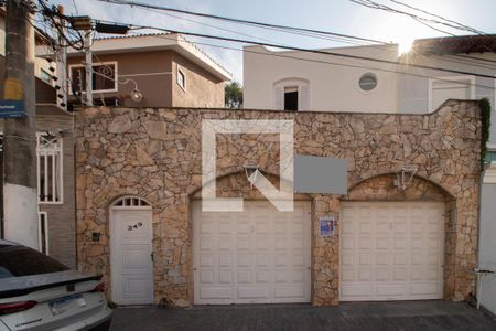 Casa à venda com 320m², 3 quartos e 2 vagas Casa à venda com 320m², 3 quartos e 2 vagasFachada