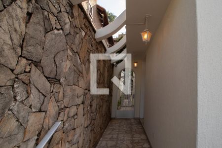 Casa à venda com 320m², 3 quartos e 2 vagas Casa à venda com 320m², 3 quartos e 2 vagasCorredor