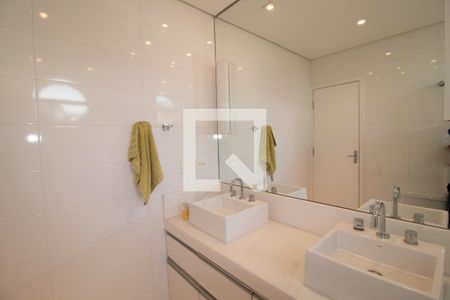 Casa à venda com 320m², 3 quartos e 2 vagas Casa à venda com 320m², 3 quartos e 2 vagasBanheiro suite 1