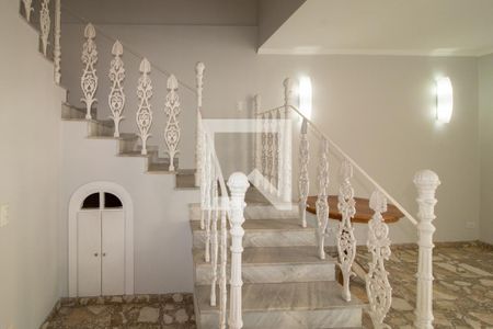 Casa à venda com 320m², 3 quartos e 2 vagas Casa à venda com 320m², 3 quartos e 2 vagasEscadas