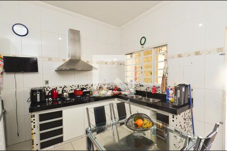 Casa à venda com 267m², 4 quartos e 4 vagas Casa à venda com 267m², 4 quartos e 4 vagasCozinha