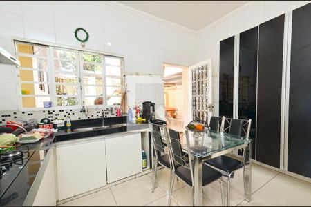 Casa à venda com 267m², 4 quartos e 4 vagas Casa à venda com 267m², 4 quartos e 4 vagasCozinha