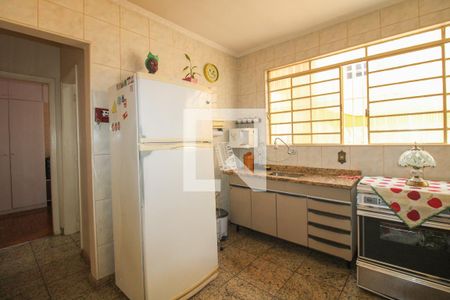 Casa à venda com 374m², 4 quartos e 1 vaga Casa à venda com 374m², 4 quartos e 1 vagaCozinha