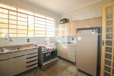 Casa à venda com 374m², 4 quartos e 1 vaga Casa à venda com 374m², 4 quartos e 1 vagaCozinha