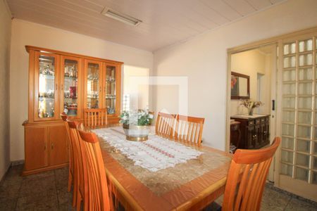 Casa à venda com 374m², 4 quartos e 1 vaga Casa à venda com 374m², 4 quartos e 1 vagaSala