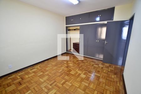 Casa à venda com 427m², 5 quartos e 2 vagasCasa Fundos - Quarto 1