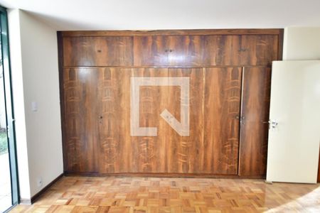 Casa à venda com 427m², 5 quartos e 2 vagasQuarto 3 - Suíte Armários