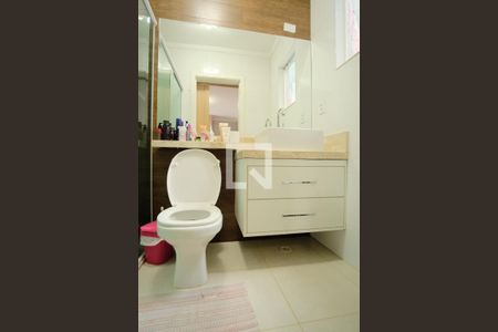 Casa de condomínio para alugar com 230m², 4 quartos e 3 vagasBanheiro da Suíte 1